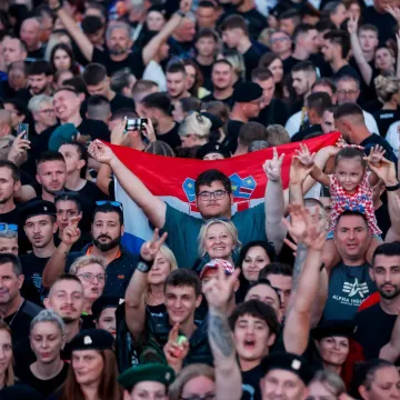 Baklje, zastave i more ljudi: Spektakl samo &scaron;to nije počeo, prizori ostavljaju bez daha