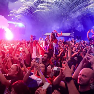 Vi&scaron;e od 100.000 ljudi svjedočilo spektaklu u Vukovaru! Thompson izveo hit za hitom, dronovi napravili show