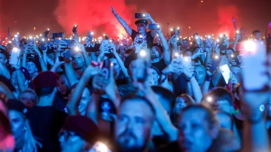 Tisuće bljeskalica u Vukovaru: Publika uglas zapjevala hit koji se često može čuti i na svadbama