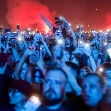 Tisuće bljeskalica u Vukovaru: Publika uglas zapjevala hit koji se često može čuti i na svadbama