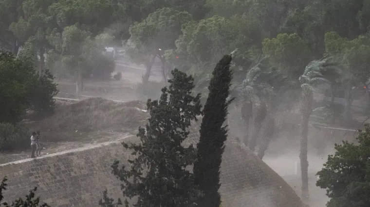 Nevrijeme na Cipru uzelo prvu žrtvu: Oluja poplavila ulice, pokrenula i klizi&scaron;ta