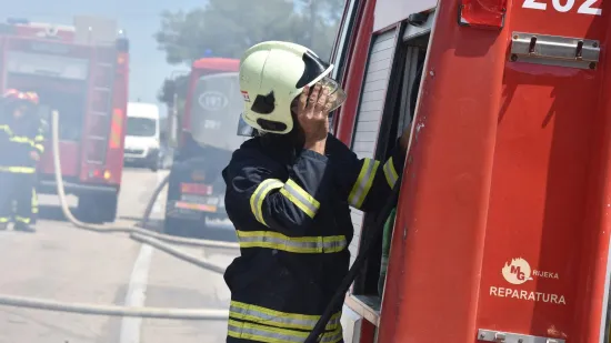 Gorjelo kod Sinja, vatrogasci dežurali cijelu noć: Stradalo je oko sto hektara &scaron;ume