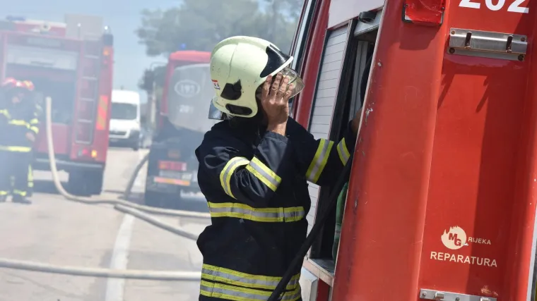Gorjelo kod Sinja, vatrogasci dežurali cijelu noć: Stradalo je oko sto hektara &scaron;ume