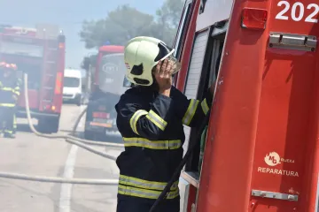 Gorjelo kod Sinja, vatrogasci dežurali cijelu noć: Stradalo je oko sto hektara &scaron;ume