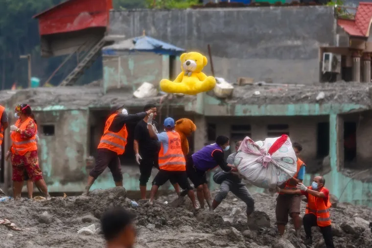 Ima li nade za 1000 ljudi zarobljeno u tunelima? Broj žrtava poplava u Nepalu dosegao 903