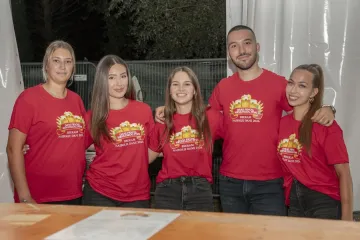 Sve oči bile su uprte u njih: Zgodne legice zablistale, a brinete u crvenom ukrale show