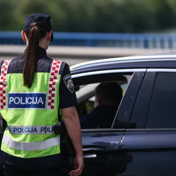 Pune ruke posla za policiju: Ulovili rekordera na A6, pazite koliko je jurio