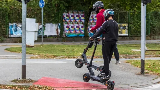 Pijani dječak sletio eletričnim romobilom s ceste u Slatini, po njega do&scaron;ao helikopter