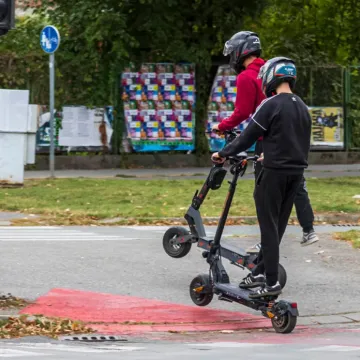 Pijani dječak sletio eletričnim romobilom s ceste u Slatini, po njega do&scaron;ao helikopter