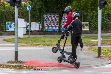 Pijani dječak sletio eletričnim romobilom s ceste u Slatini, po njega do&scaron;ao helikopter