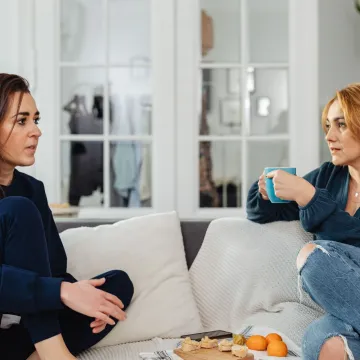 Blizanke nakon 49 godina saznale da imaju različite očeve: 'Vidjela sam fotografiju'
