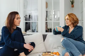 Blizanke nakon 49 godina saznale da imaju različite očeve: 'Vidjela sam fotografiju'