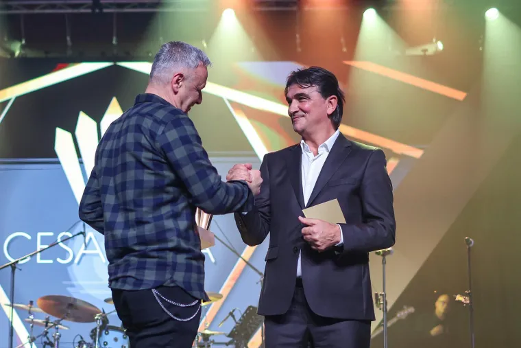 Jakov Jozinović napunio baterije s ekipom na luksuznoj jahti uoči nastavka velike turneje
