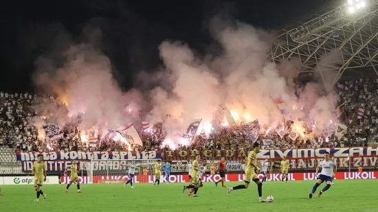 Torcida nije zaboravila prizore iz Praga: Zapalili transparent pa poslali brutalnu poruku